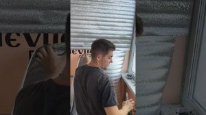 как правильно приклеить изолон к стене