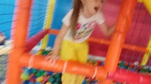 подруга барышня делает прыжок с палки