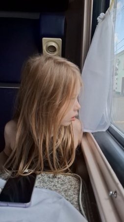 Ребятки с фиолетовыми рюкзками