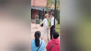 Элла  Хрусталева. Выступление у гостиницы "Лесной бункер".