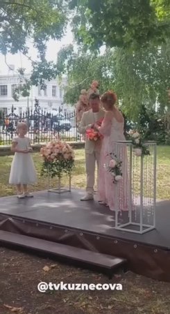 Люди завидуют, когда мужчина берет официальную ответственность за любимую женщину