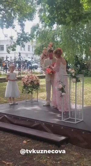 Люди завидуют, когда мужчина берет официальную ответственность за любимую женщину