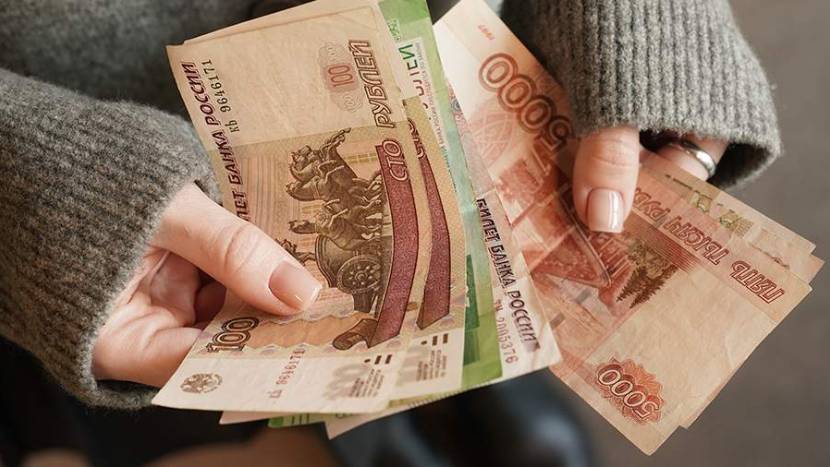 Реальные зарплаты стали расти вдвое медленнее