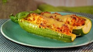 Эффектные лодочки. КАБАЧКИ С ЯЙЦАМИ И ВЕТЧИНОЙ