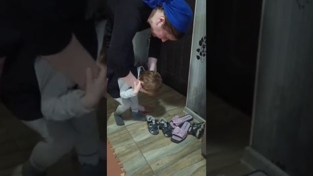 Ребёнок с аутизмом не поймёт как надевать обувь