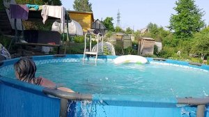 Купаюсь на даче в бассейне в купальнике