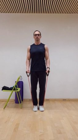 Сгибание рук на бицепс с эспандером
