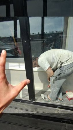 Маляр в шоке! Покринжевал и устроил внезапный хоррор за стеклом!