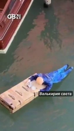Недовольные венецианцы пускают чучело Безоса по каналу.