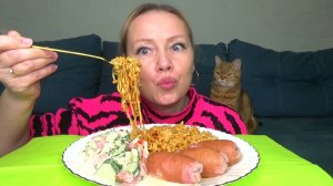 Мукбанг  лапша пеперони ,сардельки ,салат. Еда на камеру.