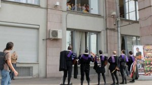 С любимой в ссоре был, но за него прощенье попросил своею песнею певец известный, прощен он был...