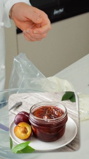 Этот пирог вкусный с любым вареньем!