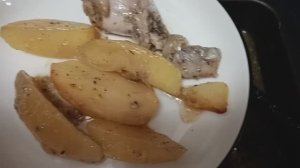 Куриная голень с картошкой, запечённая в духовке