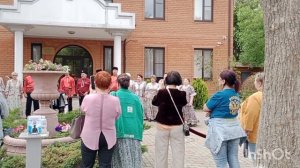В Ейске праздничная атмосфера...
В парке многолюдно... Кафе " Друзья"...