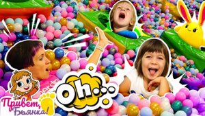 Игры прятки - Бьянка, Карл и Маша Капуки ищут игрушки в шариках! Детское видео Привет, Бьянка!