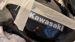 Разметка и нанесение наклеек на бензобак и боковины.