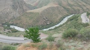 Очень красивые Иссык-Кульские горы с горными реками в Кыргызстане