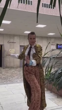 Ей кажется, что она очень привлекательная!!!😂