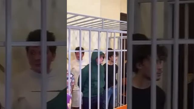 Появилось видео с избитыми российскими заложниками в бакинском суде.