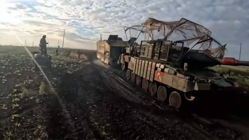Бойцы ВС РФ эвакуировали трофейный танк ВСУ Leopard 2А6 из курского приграничья