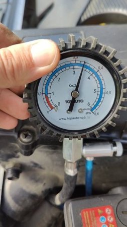 При перегазовке давление не падает !  Но есть нюанс , стрелка колеблется....
