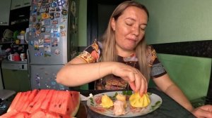Хинкали, арбуз. Мукбанг. У нас бушует циклон Корнелиус