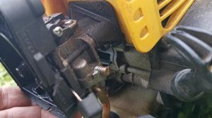 Триммер не реагирует на газ. Триммер развивает обороты не зависимо от ручки газа.