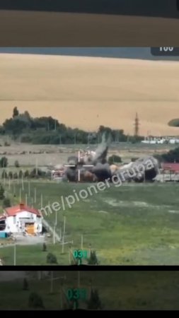 На вражеских каналах появилось видео, как хохлы запускают авиабомбы по некогда жилой постройке. ...