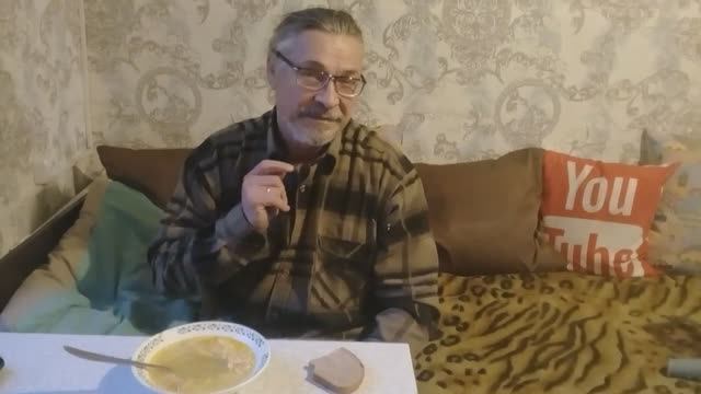 Живём на пенсии в деревне - Готовим себе еду : Рисовый суп на обед. Вкусненькое получилось