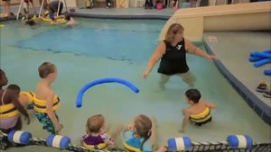 HOW TO SWIM Детей учат плаванию