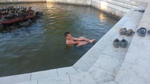 ШКОЛЬНИКИ КУПАЮТСЯ В ФОНТАНЕ