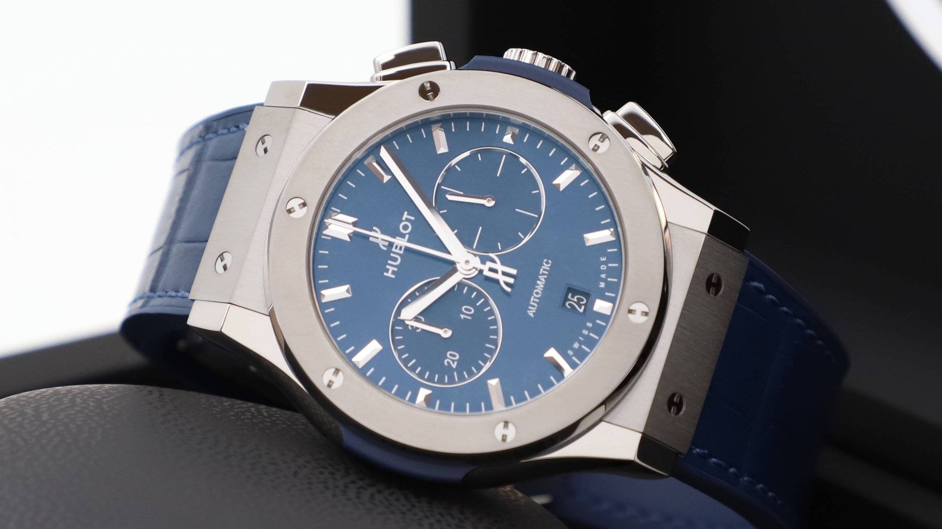 Hublot Classic Fusion Chronograph Titanium Blue 42 mm 541.NX.7170.LR смотреть онлайн