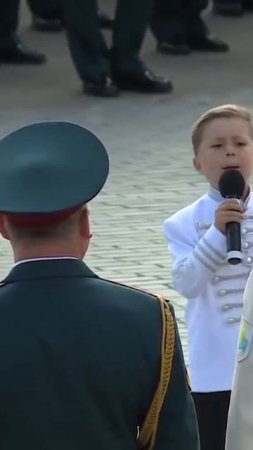 Талант и Патриот! 6 летний СОЛДАТ идёт ПО ГОРОДУ! Сводный Оркестр 700 музыкантов!