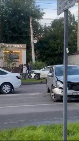 А этот кадры с места ДТП, которое вчера произошло на Домостроителей.