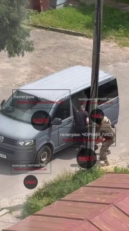 Людоловы стаей нападают на гражданских и волокут их на убой.Реалии"свободной"Украины !!!