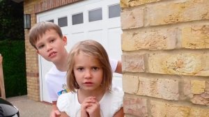 Мистер Макс Макс и Катя играют с Привет Сосед