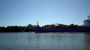 ТАНКЕР В СУДОХОДНОМ КАНАЛЕ.