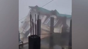 Многоэтажное здание упало в результате размыва почвы муссонными дождями в Индии
