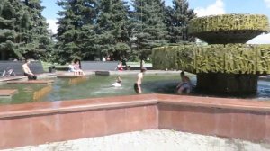 Детвора купается в фонтане