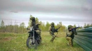 Российская штурмовая пехота на мотоциклах тренируется на полигоне.