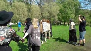 Санкт-Петербург. Где развлекаются дети - подростки. Удельный парк. Тусовка - менялки читающих детей