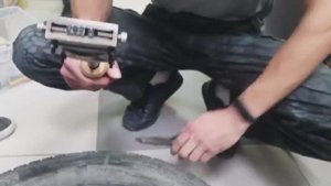 Маркировка автопокрышки наборным клеймом. Борьба с хищениями.