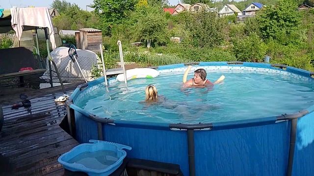 Купаюсь в купальнике на даче в бассейне, прыгаю, ныряю, плаваю. Очень классно