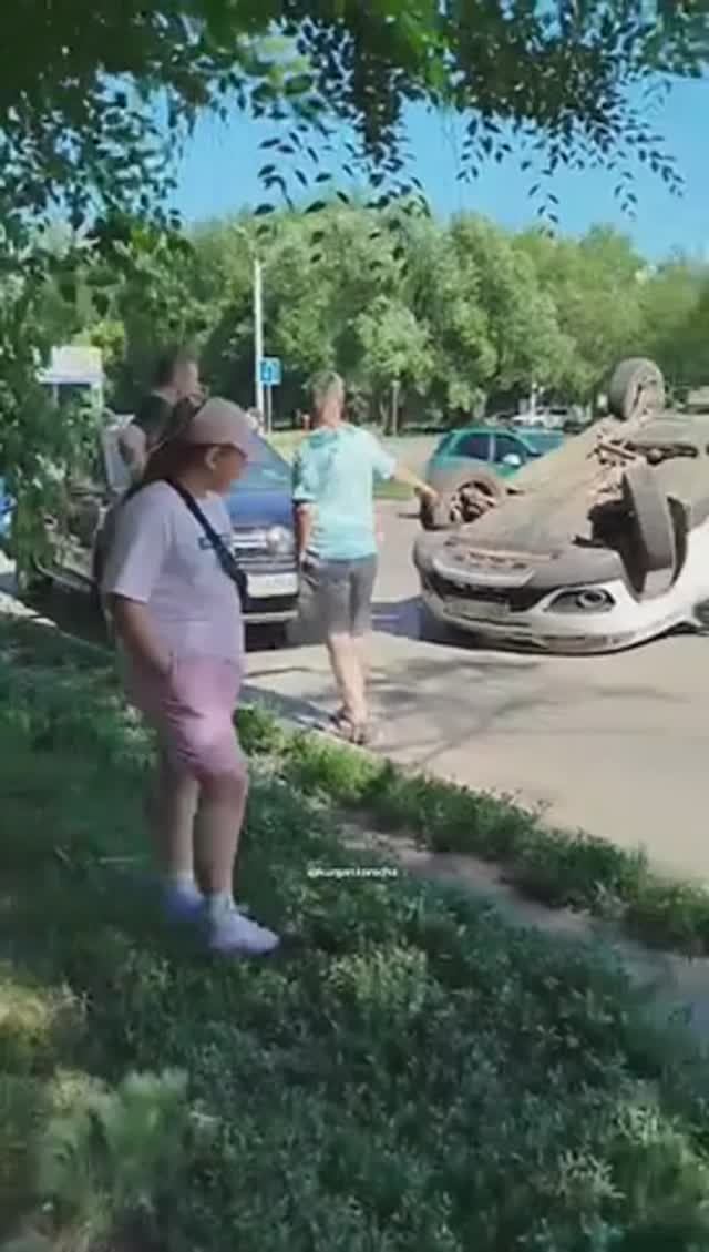 Опрокинутый автомобиль на дороге в Энергетиках. КУРГАН 1.07.2025