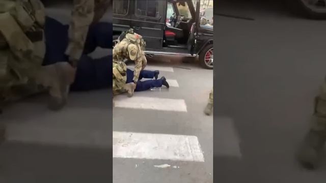Другой ракурс на жесткое задержание азербайджанца Шахина Шыхлински, проведенное силовиками возле...
