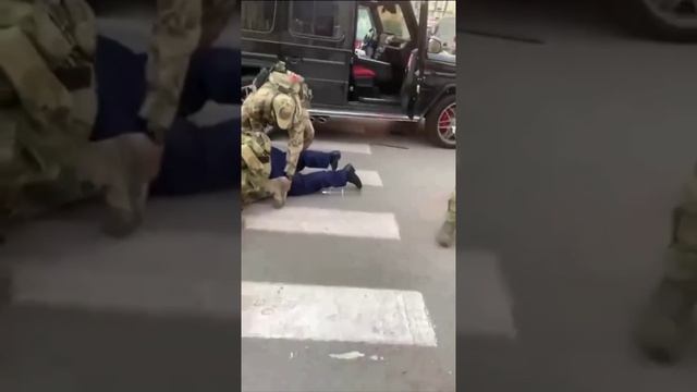 В Екатеринбурге у ТЦ Baku Plaza силовики задержали главу азербайджанской диаспоры
