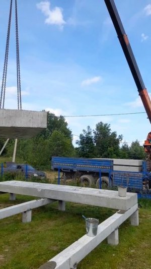 Монтаж плит из полистиролбетона на ригель #фундаментгрупп #фундаментнасваях #ригель