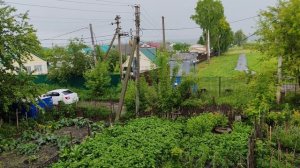 Машина едет по дождливой дороге в деревне, деревенские будни