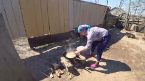 Жизнь в деревне.  Жаренное мясо с сыром, в сковороде на костре.