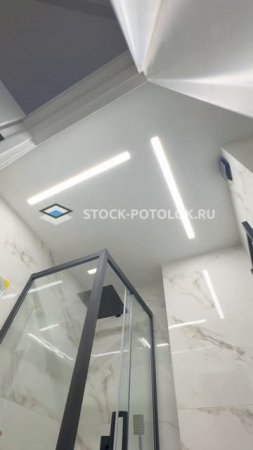 Световые линии в сан-узле. #натяжные_потолки #матовыйтоп #подсветка